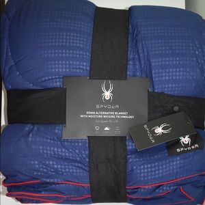 Spyder moisture wicking down alternative Blanket